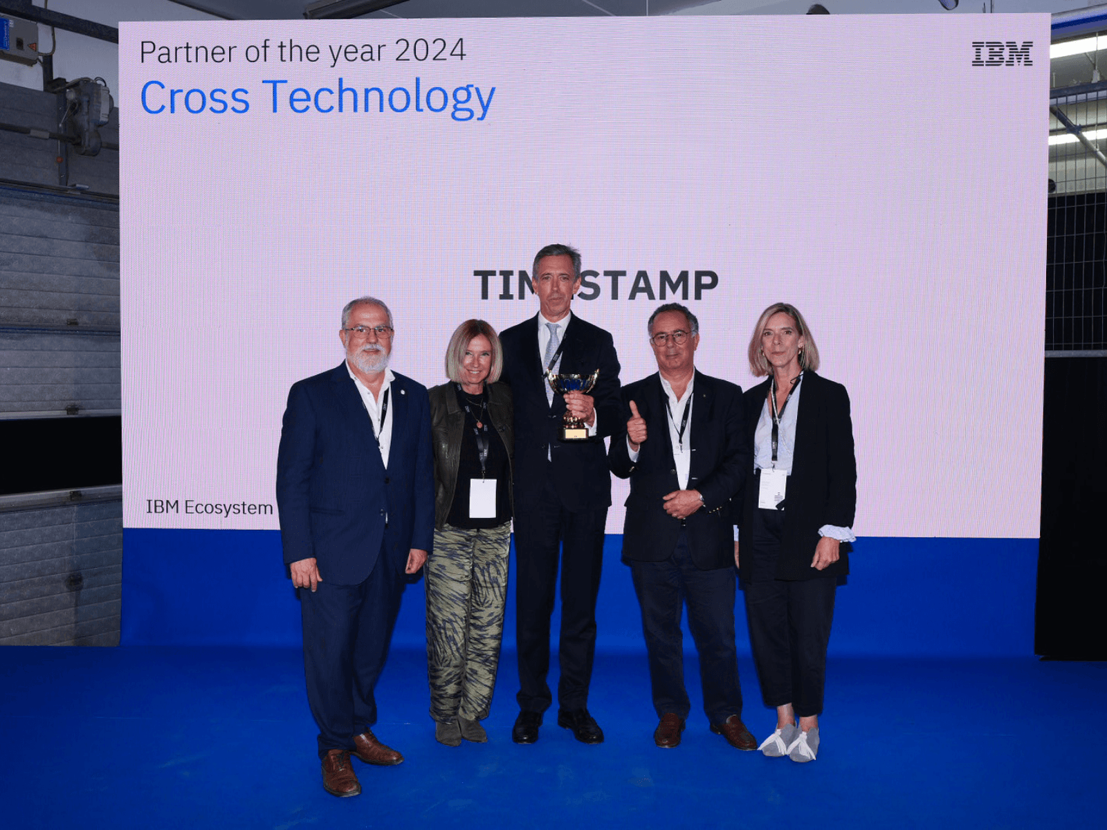 Equipo de Timestamp en el IBM Systems & Cloud Race 2025 tras recibir el premio IBM Cross Technology Partner of the Year.